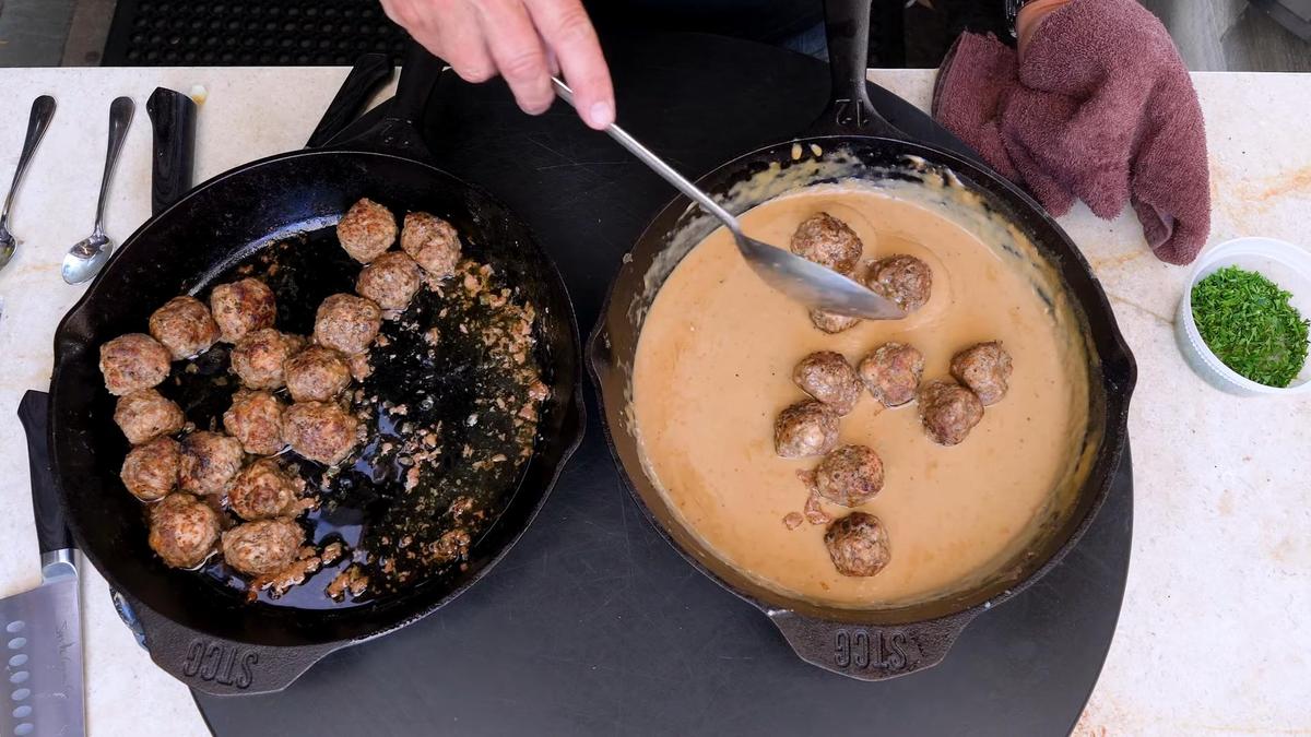 Сковорода с фрикадельками и сковорода со сливочным соусом