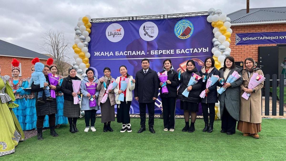 Жаңа қоныстанушыларға тұрғын үй кілттерін тапсыру Жаңа қоныстанушыларға тұрғын үй кілттерін тапсыру
