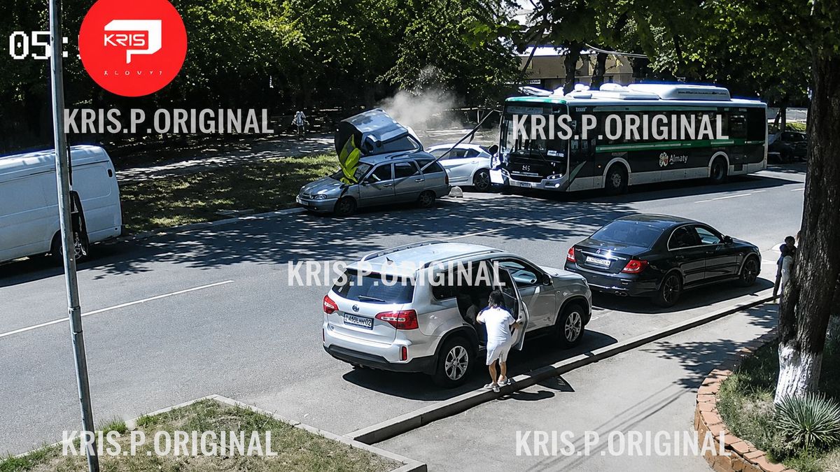 Собрал легковушки в арыке: необычное ДТП с автобусом произошло в Алматы