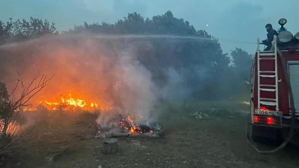 Өрт сөндіруші Абай облысындағы орман өртін сөндіруде