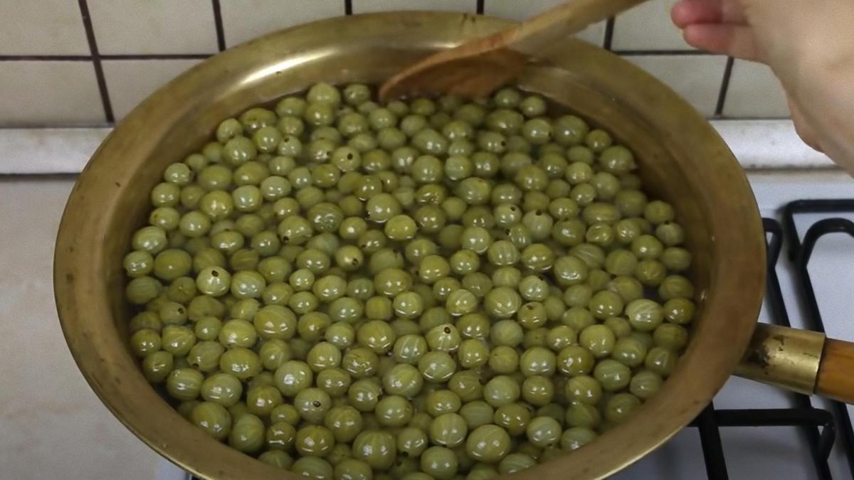 Ягоды крыжовника в сиропе мешают ложкой
