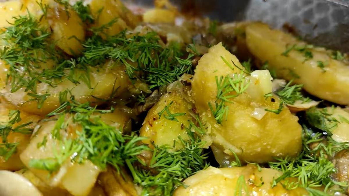 Картофель посыпают нарезанным укропом