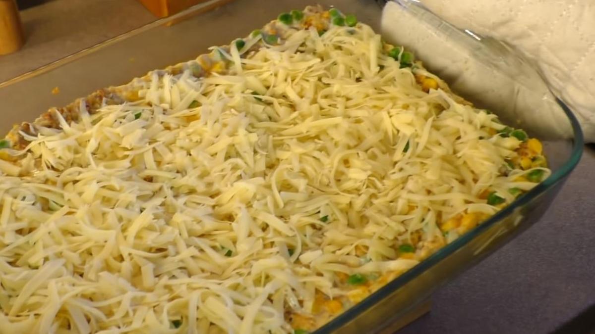Гречка с фаршем посыпана сыром