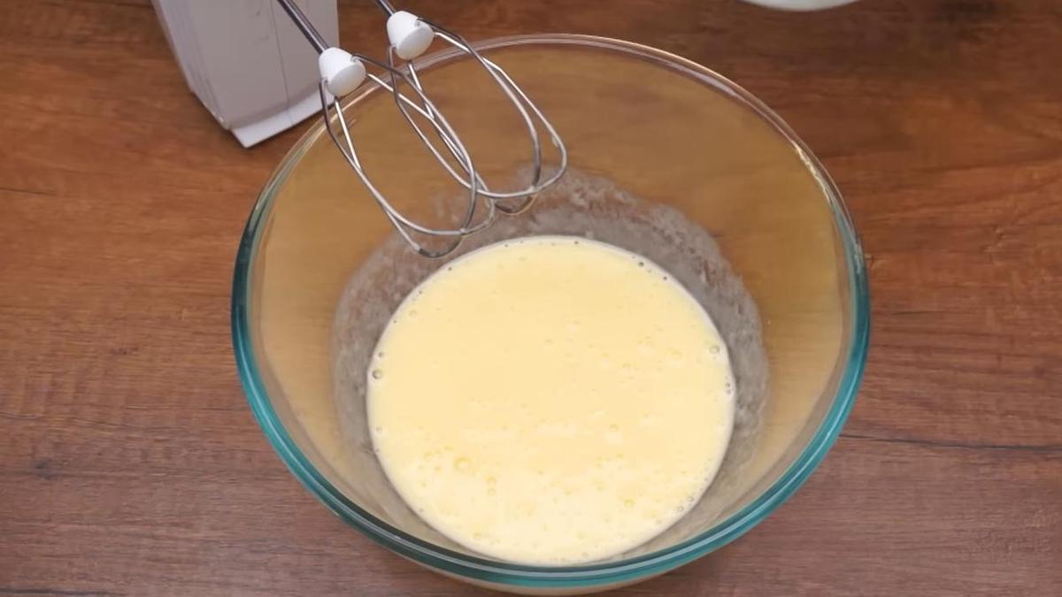 Кефир и яйца в миске