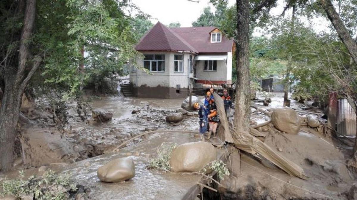 Natural disasters in kazakhstan. Сель Алматы 2015. Селевые потоки в горах. Сель селевой поток. Селевой поток в Алма Ате.