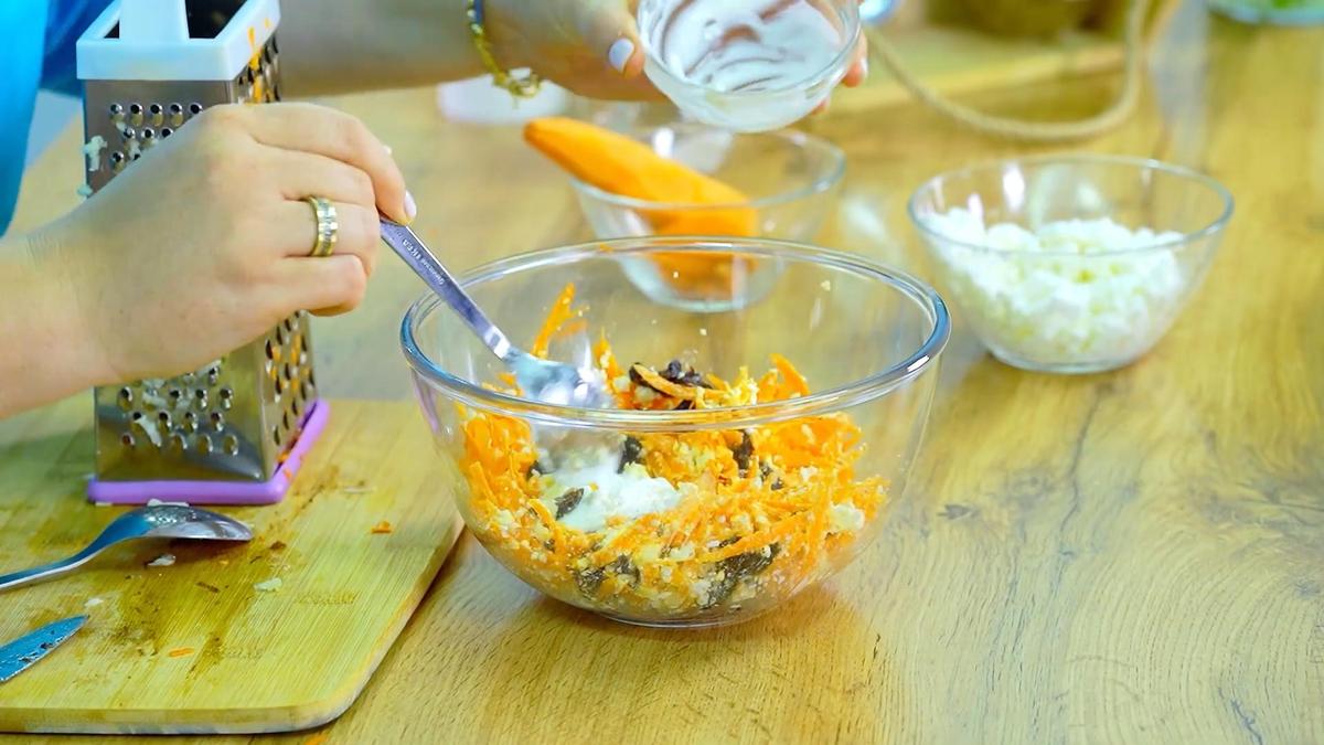 Сметану ложкой накладывают в салат