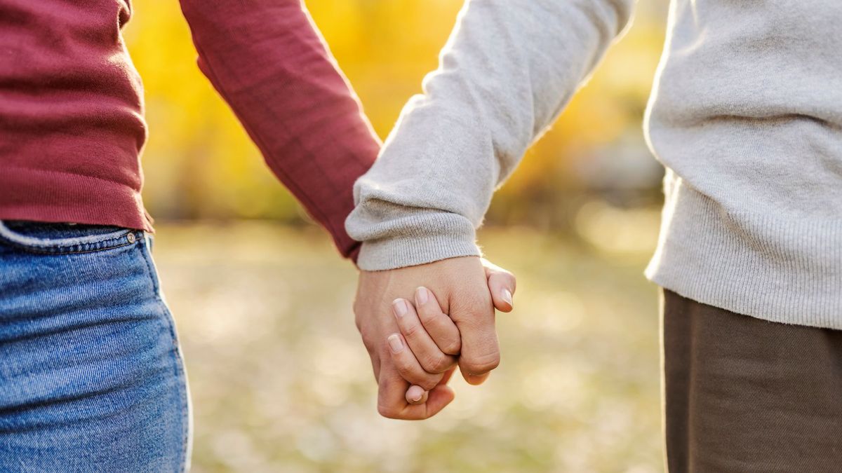 Мужчина и женщина держатся за руки