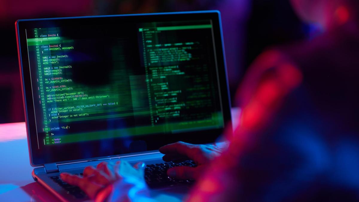 Мужчина работает с данными Мужчина работает с данными