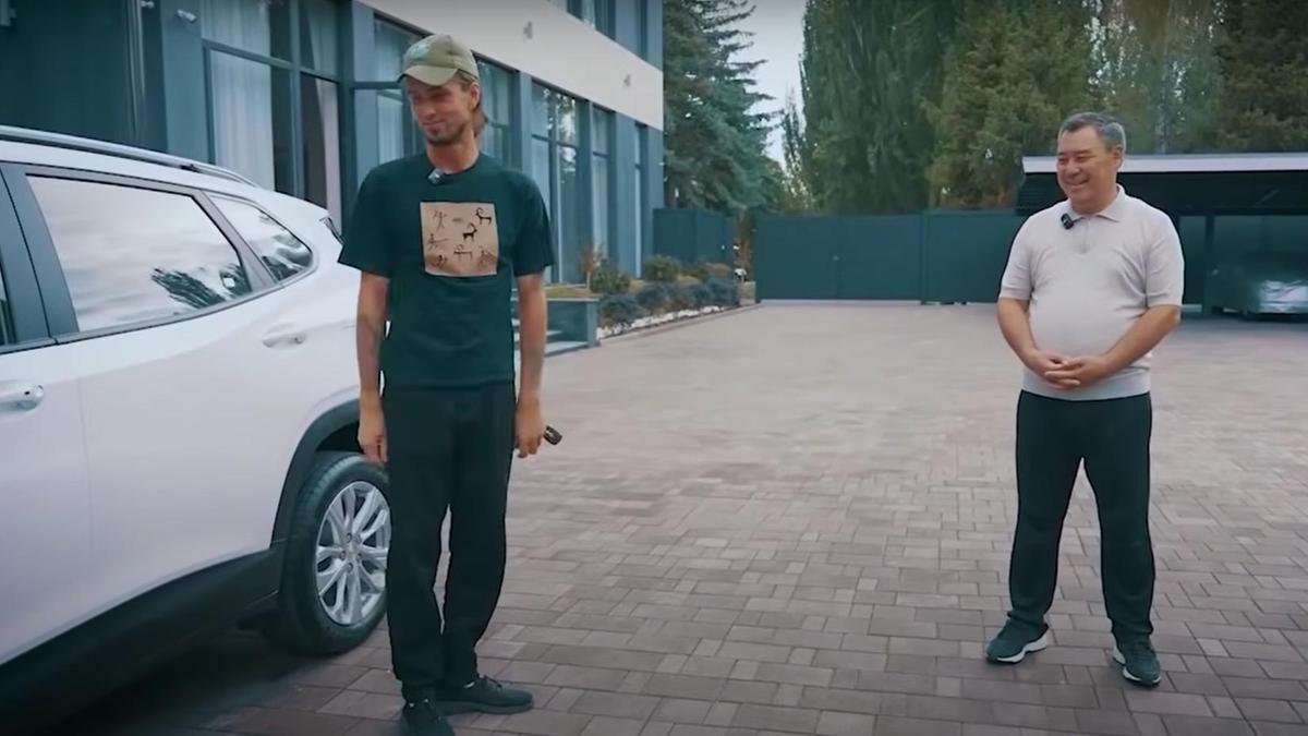 Садыр Жапаров подарил авто Андрею Панаеву
