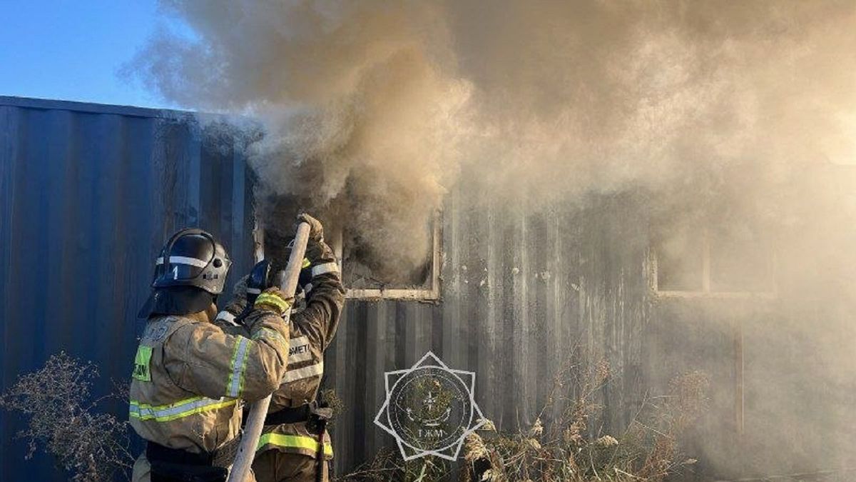 Пожарные тушат возгорание в строительном вагончике