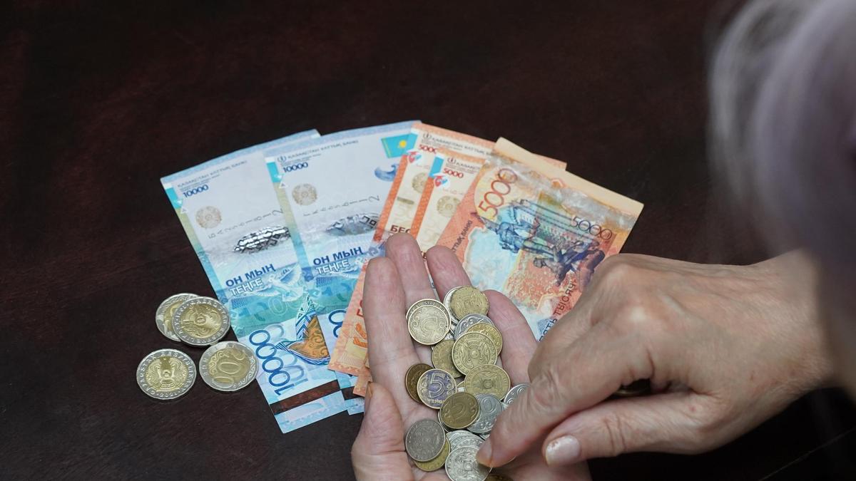 ақша санап отырған әйел ақша санап отырған әйел