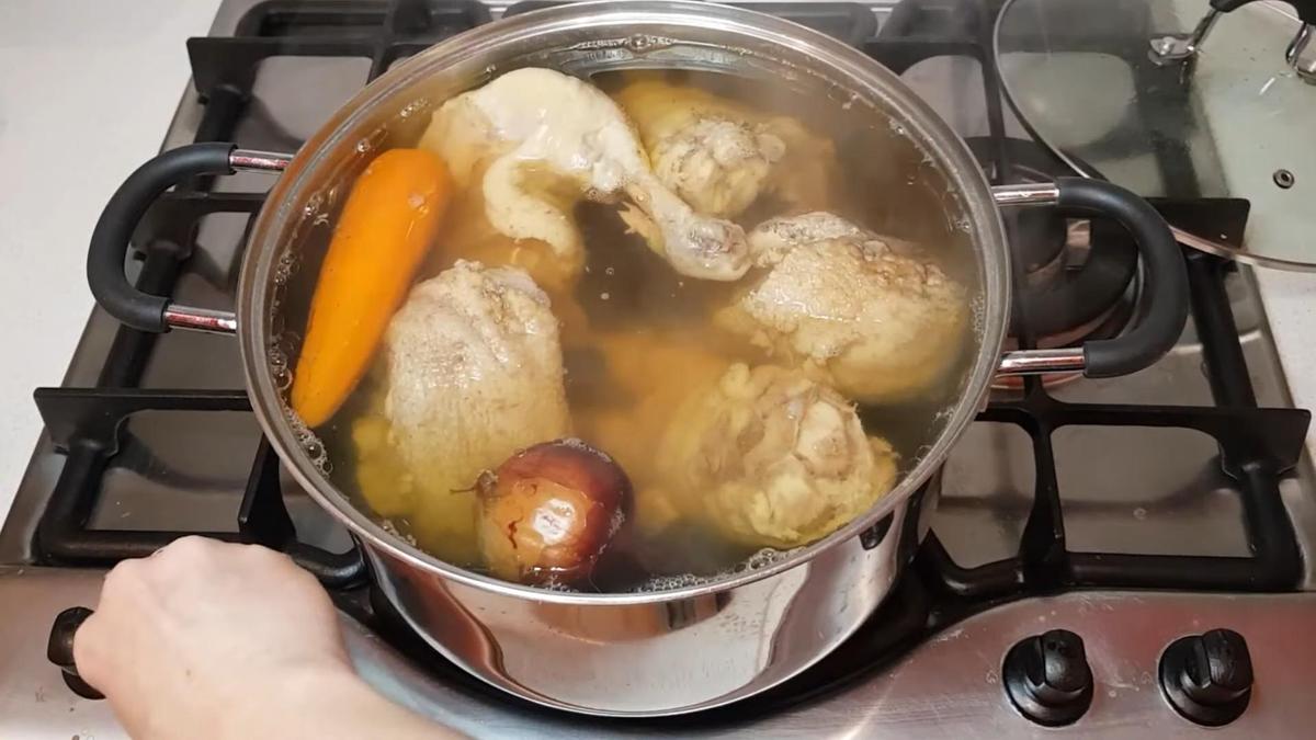 Кастрюля с мясом на холодец