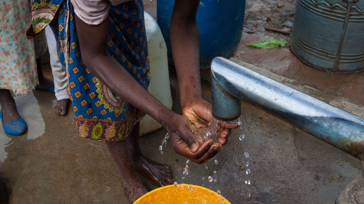 Женщина набирает воду