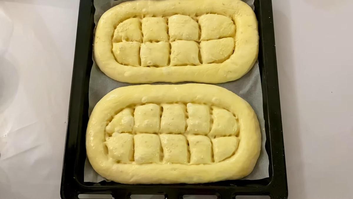 На противне сформованные заготовки турецкого хлеба