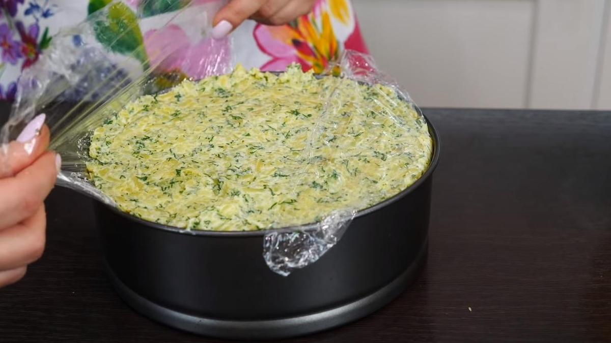 Сформированный салат накрывают свободными концами пищевой пленки