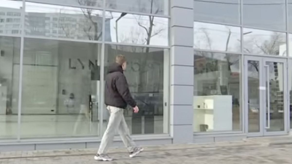 Двери автосалона запечатаны