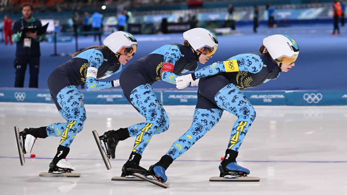 Казахстанские конькобежки Елизавета Голубева, Арина Ильященко и Надежда Морозова (слева направо)