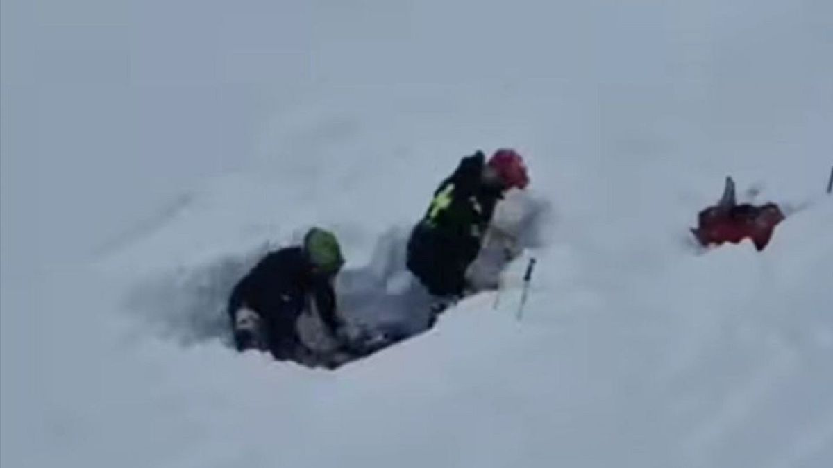 Поиск сноубордиста под снегом