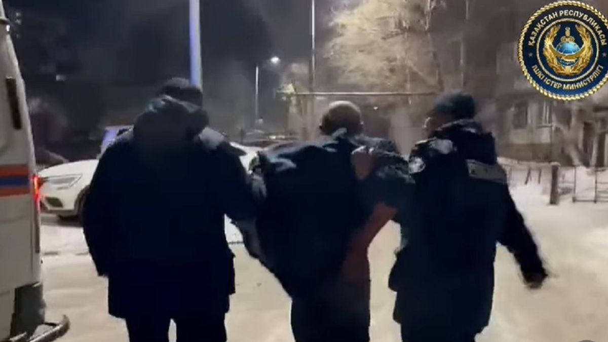 "Намеренно открыл газовый баллон": появились кадры задержания подозреваемого в поджоге в Шахтинске