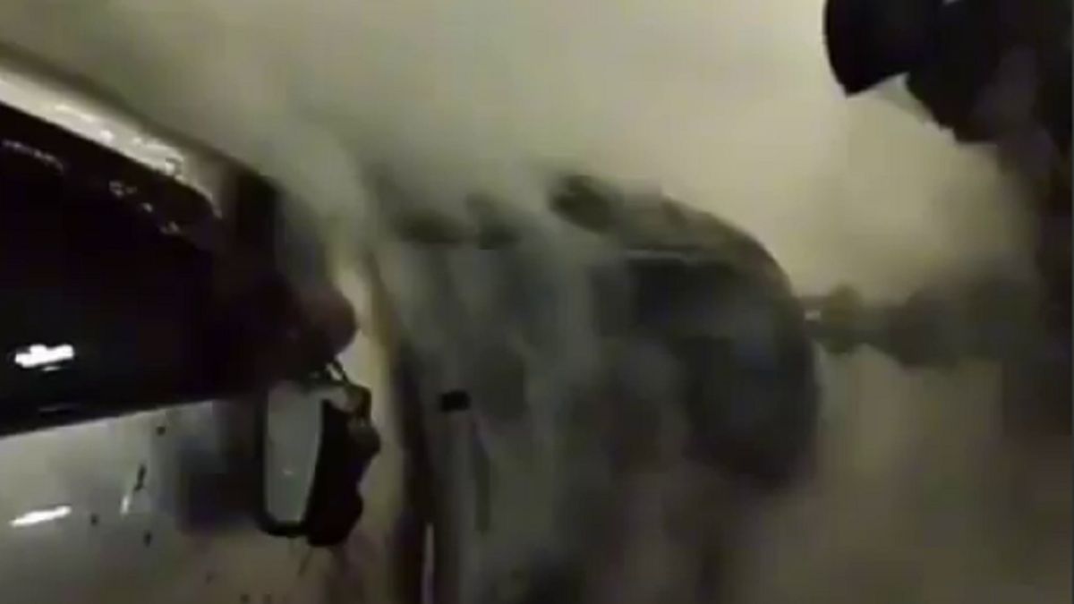 Пожарные тушат пожар