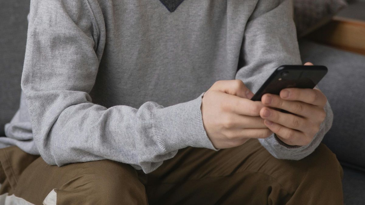 Парень с телефоном