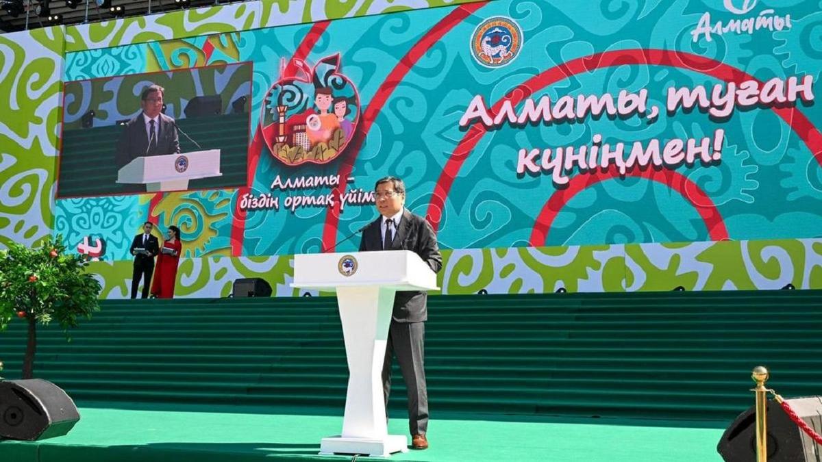 Ерболат Досаев қала күнінде. Ерболат Досаев қала күнінде.