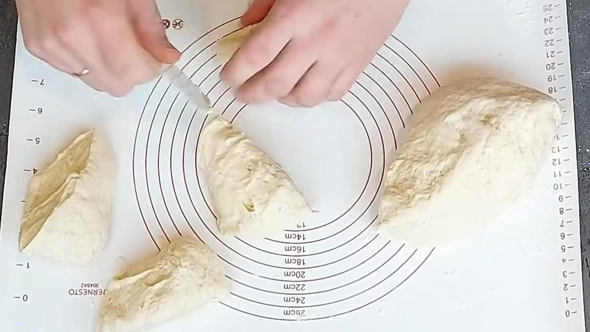 На силиконовом коврике делят тесто на части