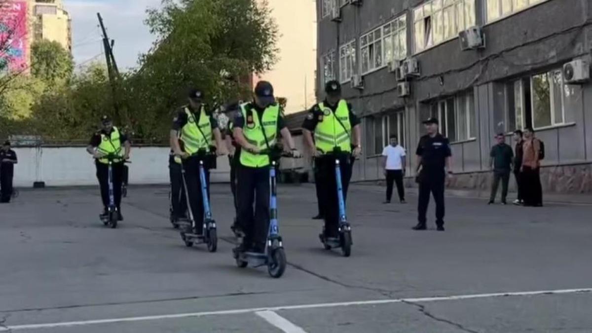 Полицейские на электросамокатах