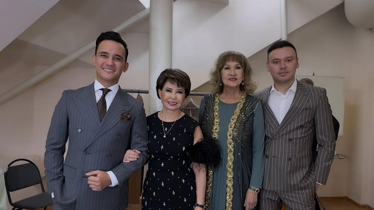 Роза Рымбаева и Нагима Ескалиева с сыновьями