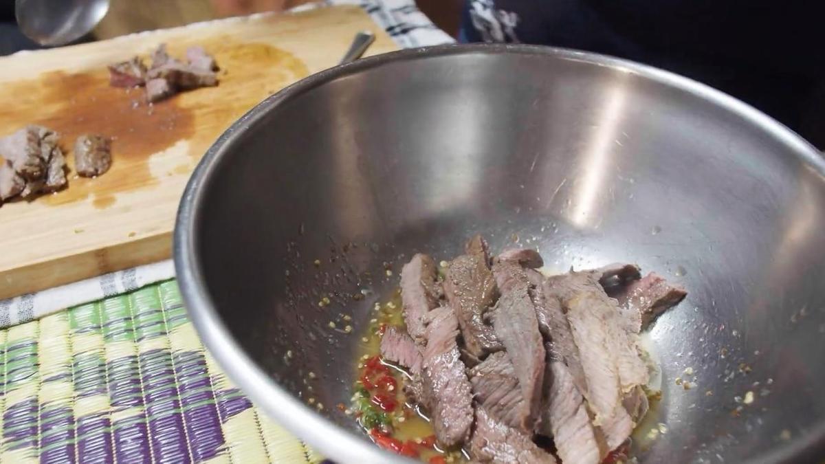 Говядин в миске с заправкой