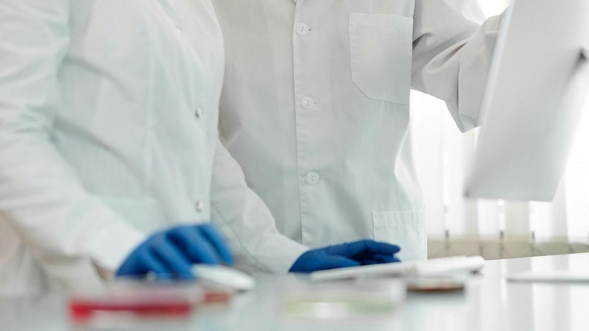 Люди в халатах