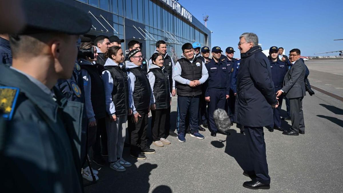 Қасым-Жомарт Тоқаев құтқарушылар мен еріктілермен кездесті