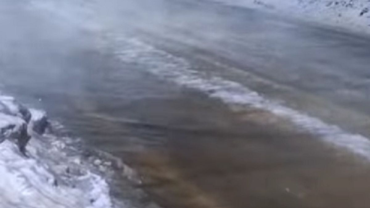 Вода заливает улицу