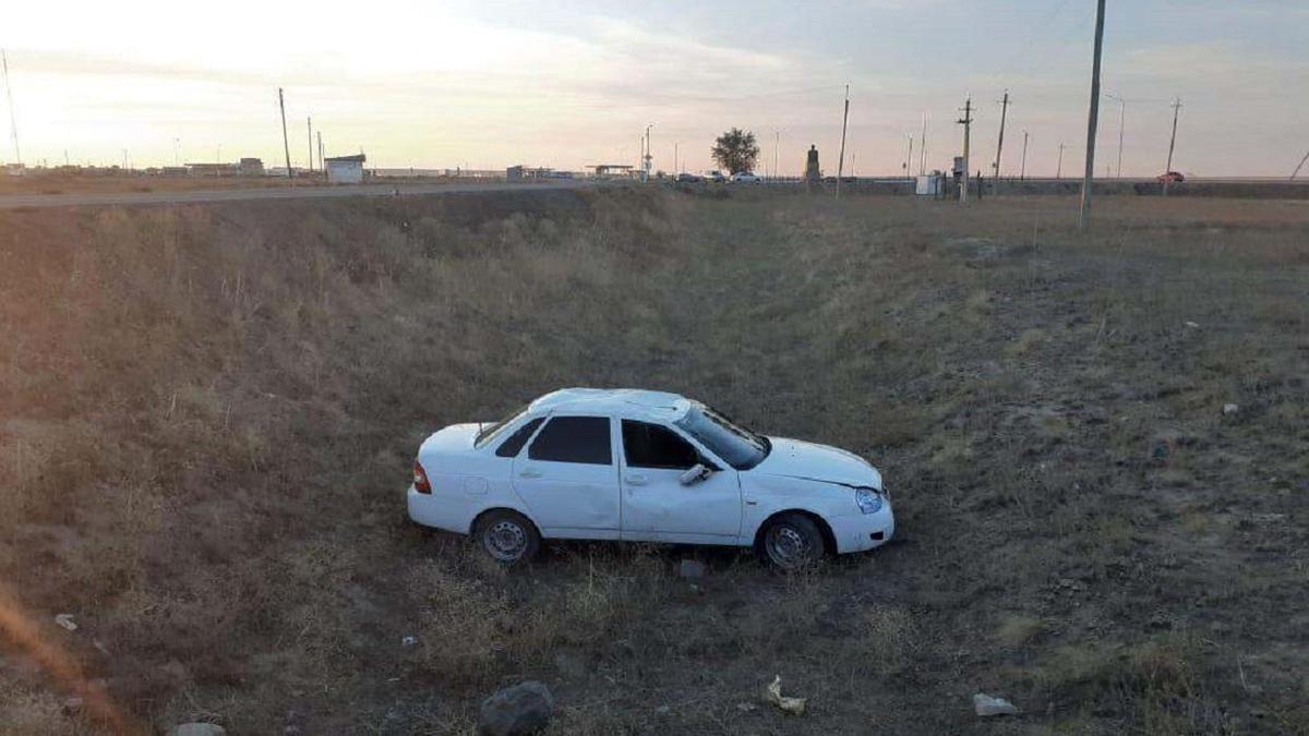 Автомобиль после ДТП стоит в поле