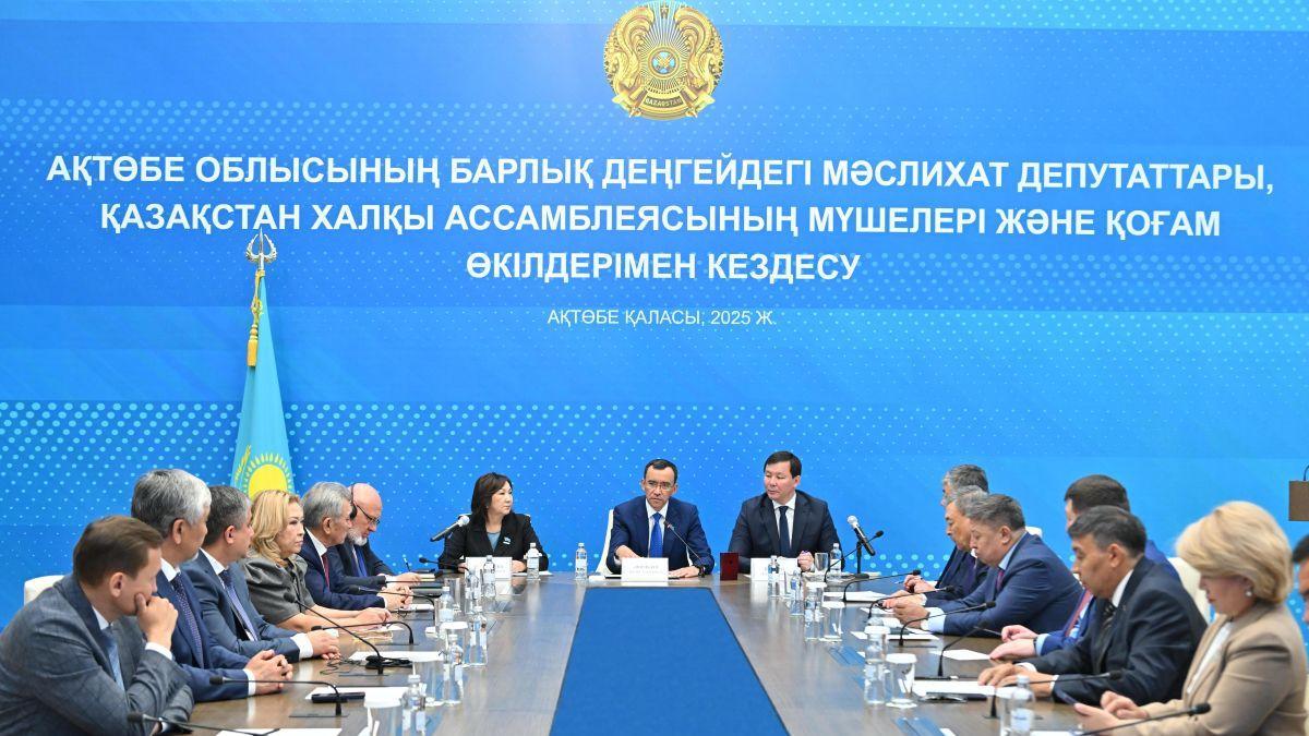 Мәулен Әшімбаев мәслихат депутаттарымен кездесті Мәулен Әшімбаев мәслихат депутаттарымен кездесті