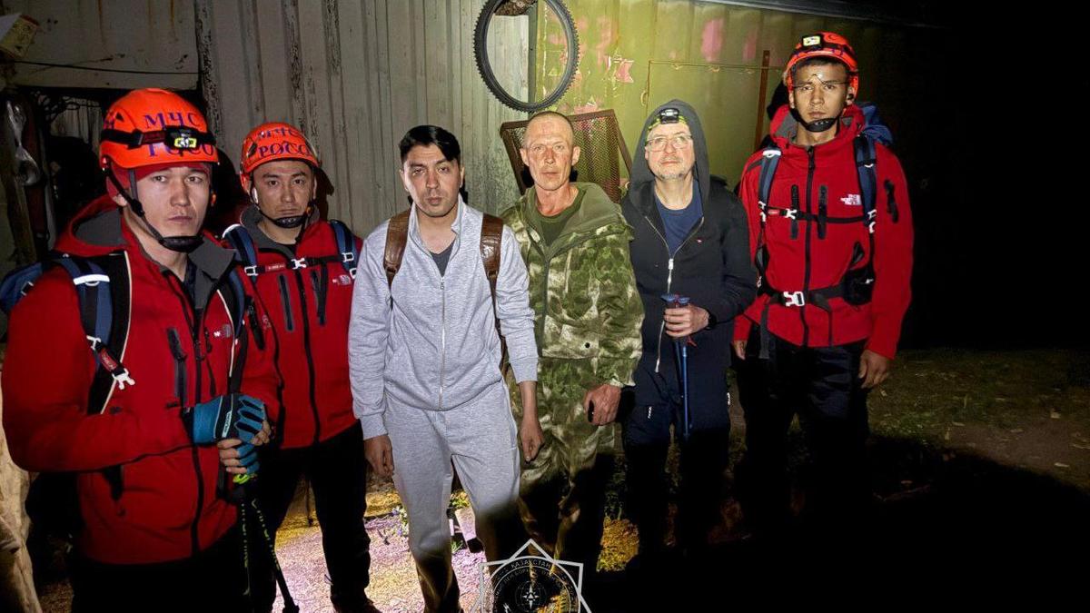 Спасатели спустили туристов Спасатели спустили туристов