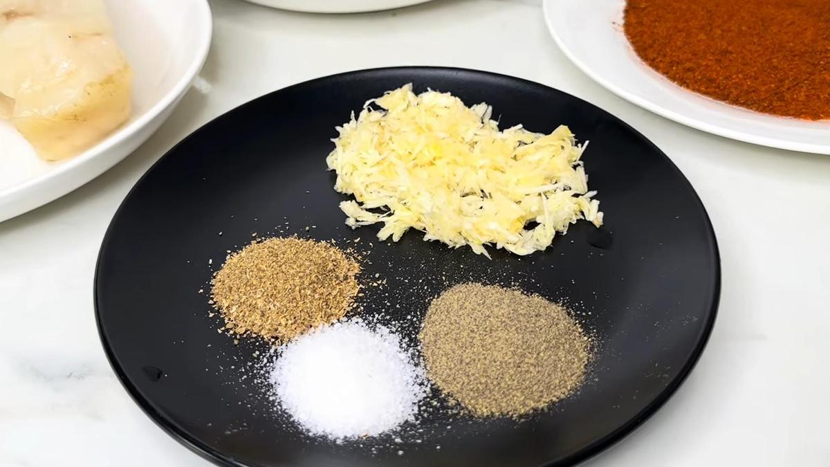 На тарелке сухие специи и тертый чеснок