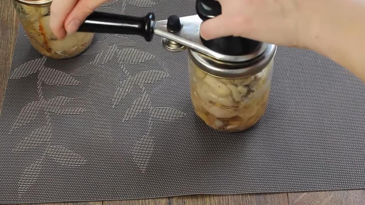 Банки с приготовленной курицей закатывают ключом
