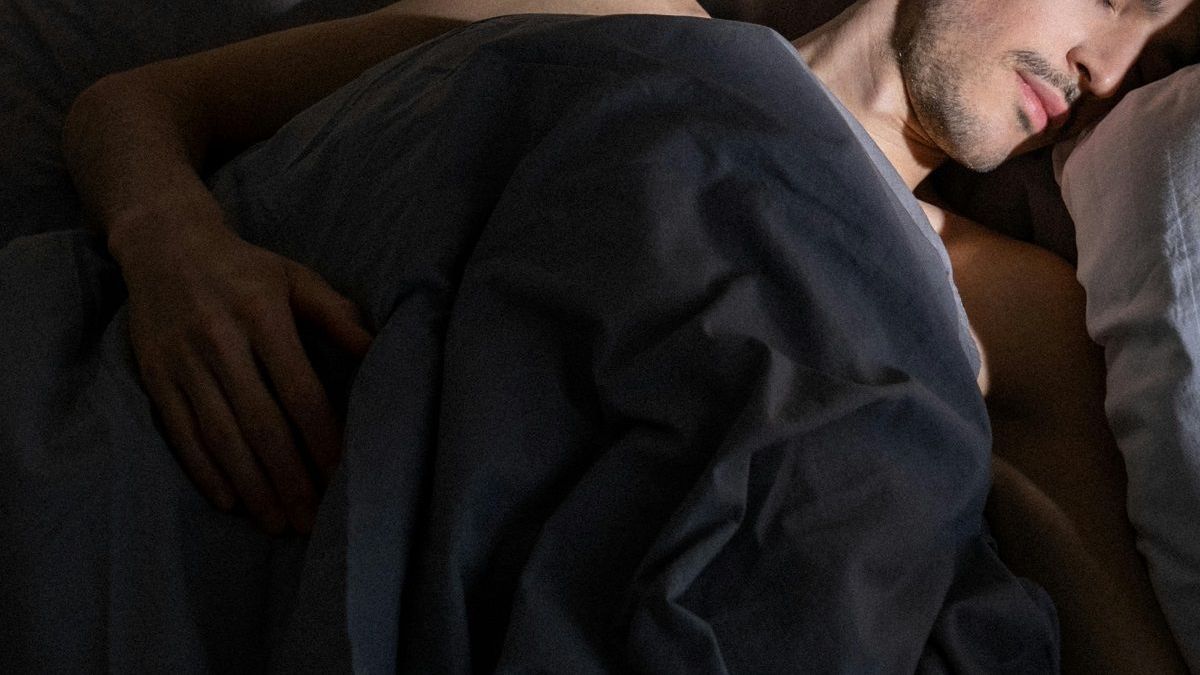 Мужчина спит