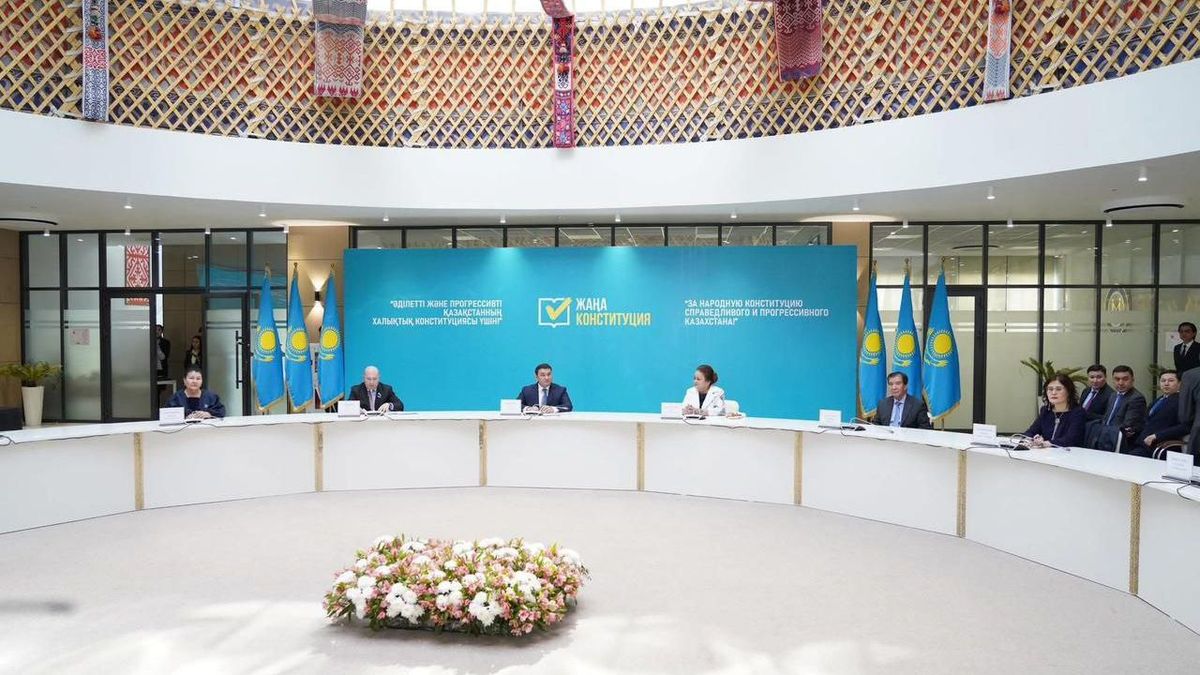 Круглый стол на тему "Справедливая Конституция — мощное государство" в Туркестане