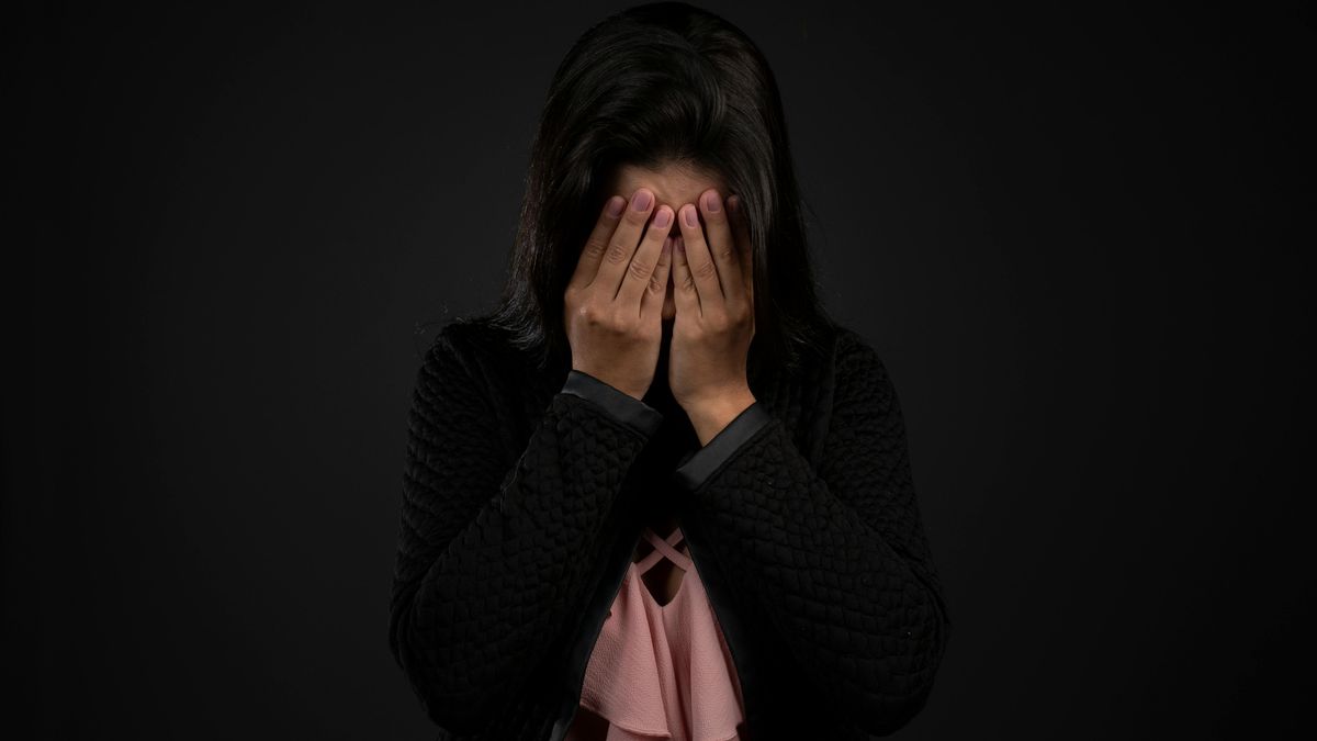 бетін жауып тұрған қыз