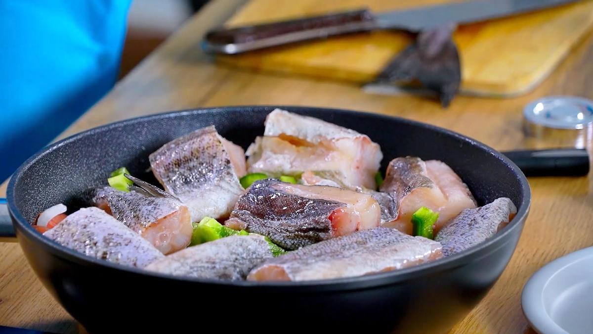 В сковороде овощи и кусочки свежего минтая