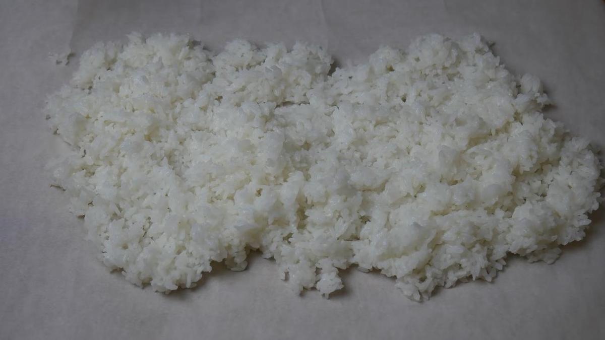 Готовый рис остывает