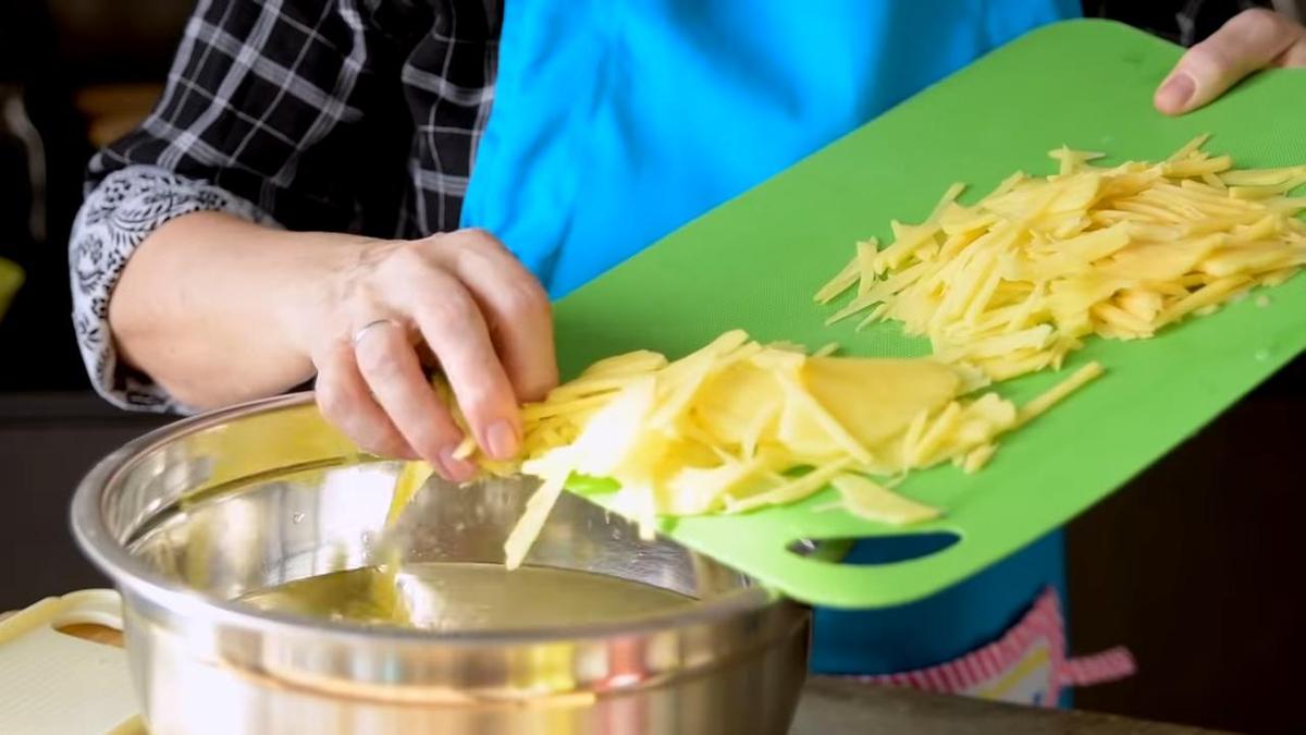 Тертый картофель пересыпают с разделочной доски
