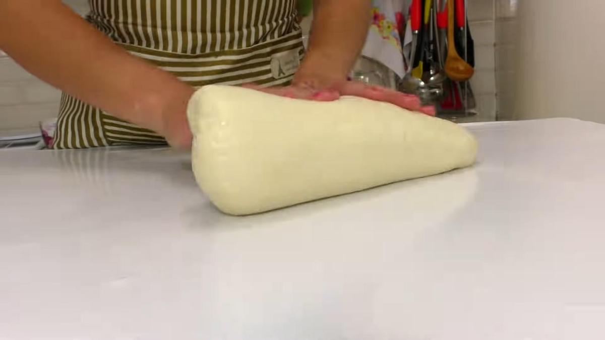 Вымешивание теста на поверхности стола