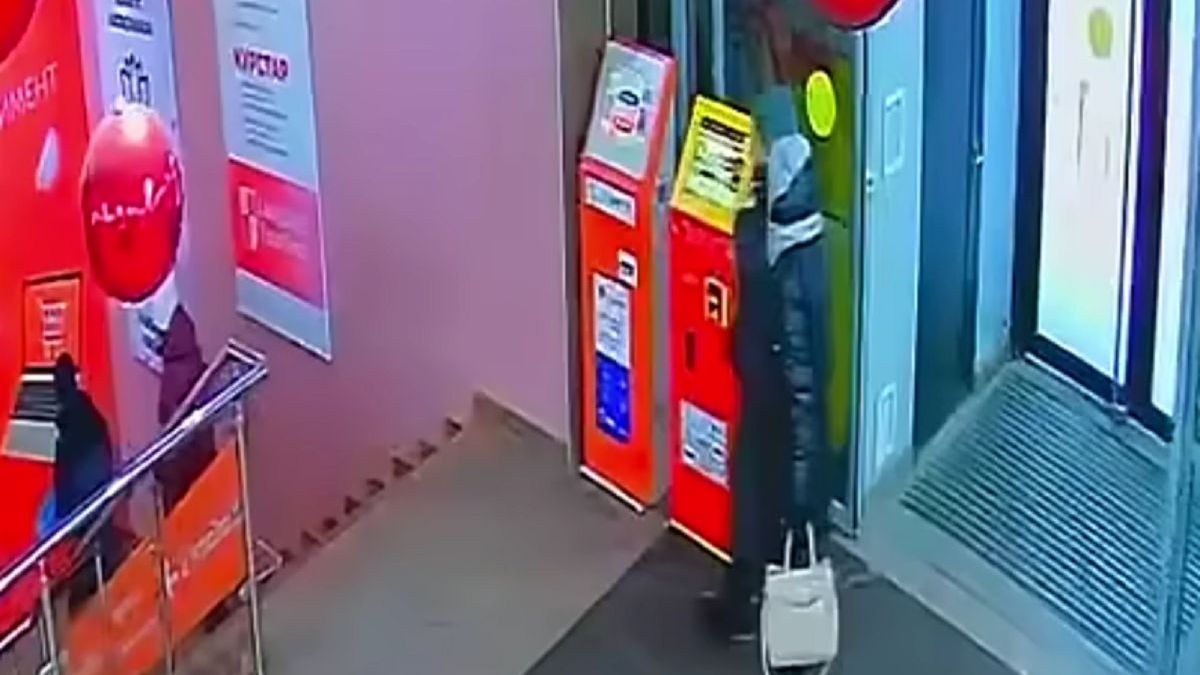 Женщина ищет банкомат