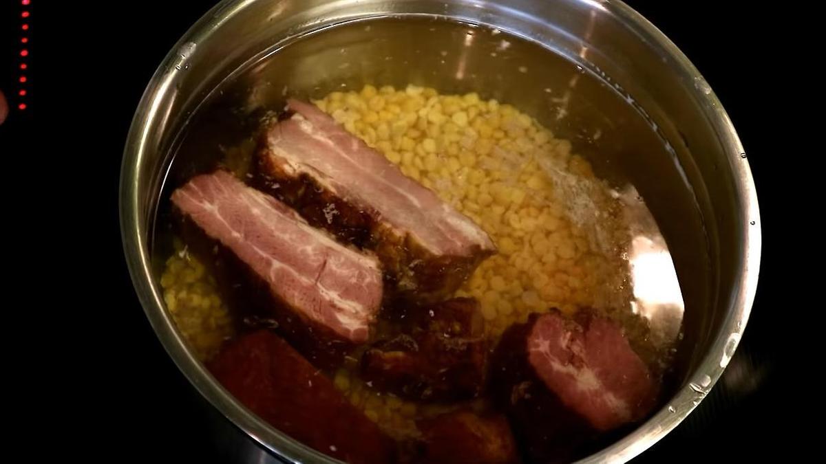 Горох и мясо залиты водой в кастрюле