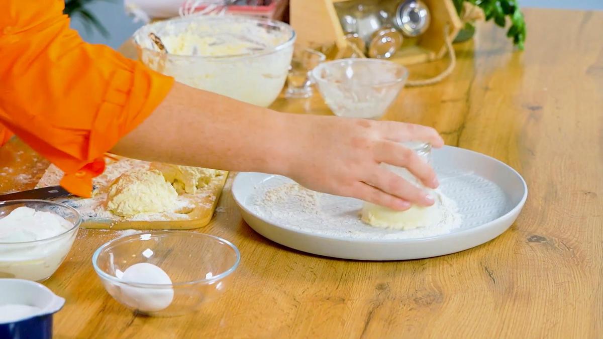 Формирование сырников стаканом на тарелке с мукой