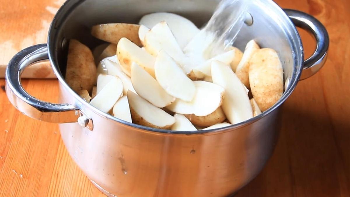 Картошку залило водой. Нужно ли закрывать крышку при варке картошки.