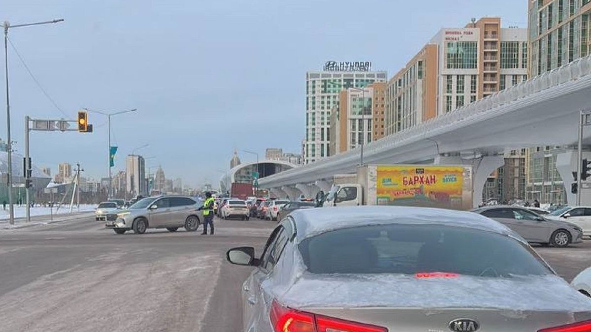 Перекрытая полицией дорога в Астане
